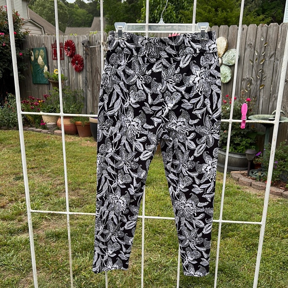 Joseph Ribkoff Monochrome Leaf Pattern Trousers - image 3